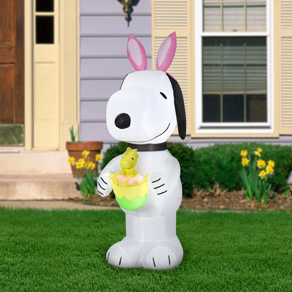 Gemmy Airblown 4ft Snoopy Holding Egg